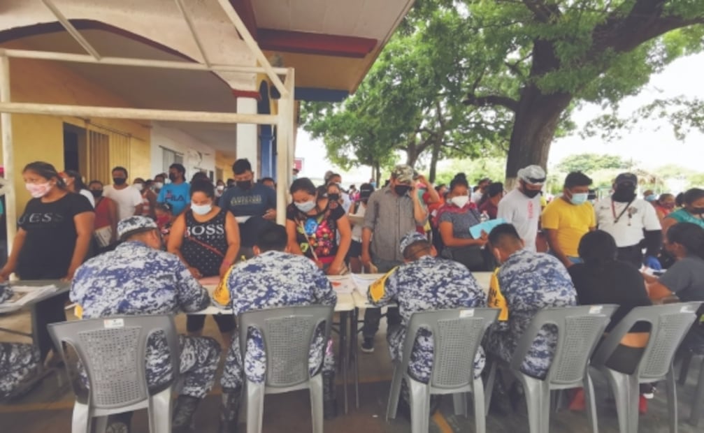 Con desorden y hasta 17 horas de espera, así transcurre vacunación universal en pueblos de Oaxaca