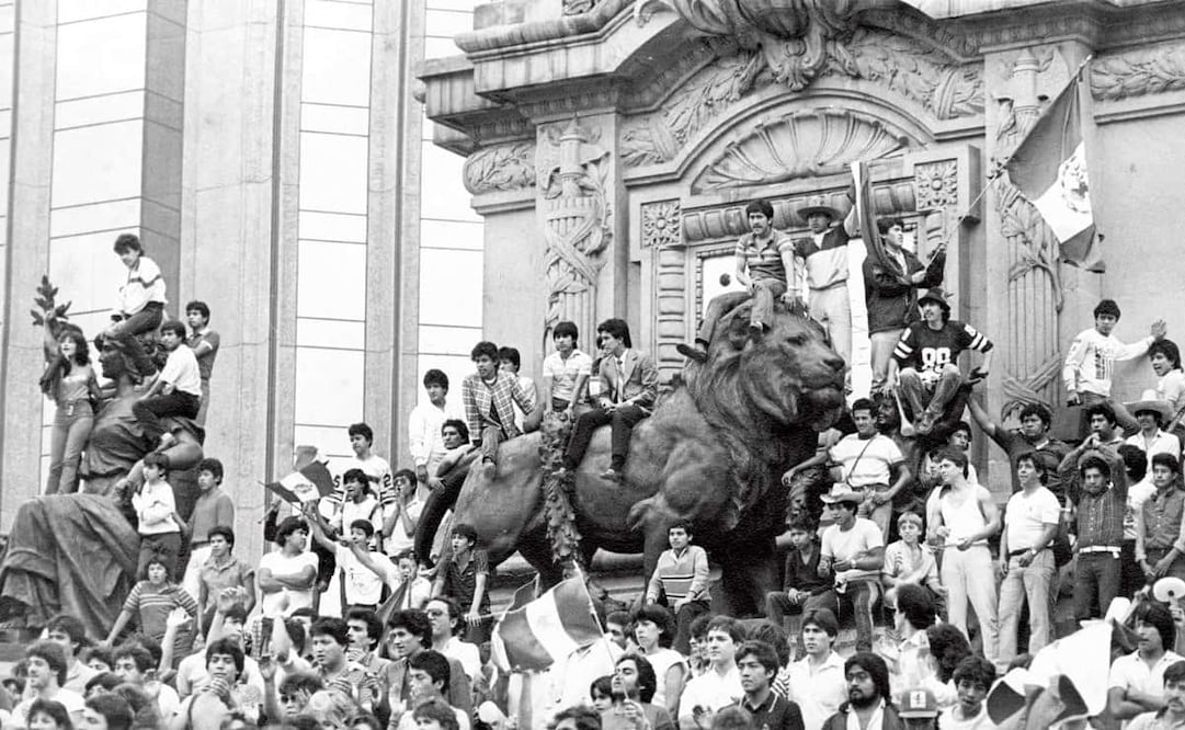 Decenas de personas se treparon a la columna del Ángel de la Independencia tras la primera victoria de México en el mundial 1986. Foto: Archivo EL UNIVERSAL.