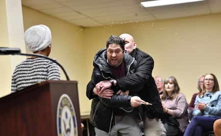 Agresor rocía sustancia desconocida a la congresista musulmana Ilhan Omar durante acto público en Minnesota; es sometido y retirado del lugar