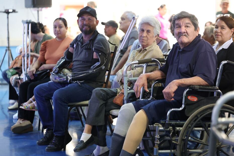 En un evento el DIF Tamaulipas hace entrega de protesis para niñas, niños, adolecentes y adultos (21/11/2025). Foto: Especial