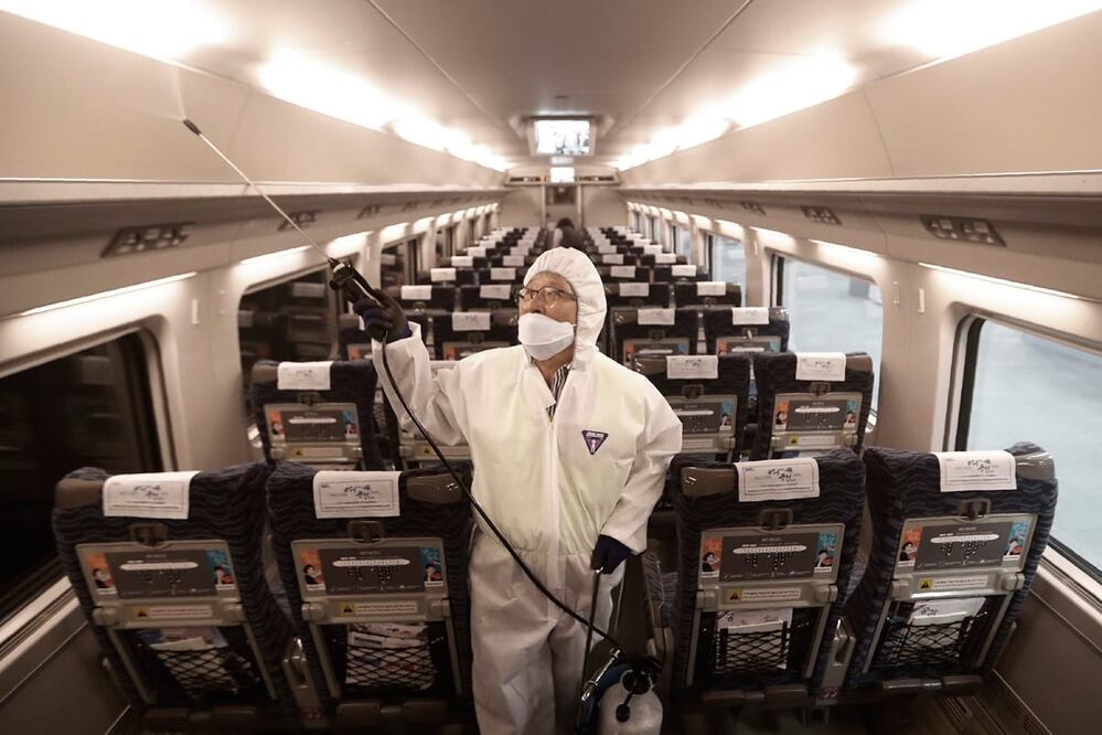 Foto: Empleado rocía en un tren como precaución en contra del coronavirus en la estación de Suseo en Seul. (AP)