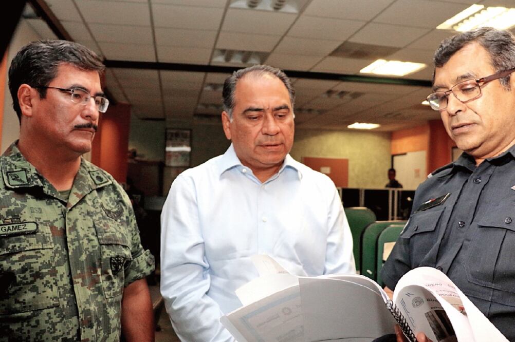 Héctor Astudillo Flores, gobernador de Guerrero, constató ayer el monitoreo de las cámaras de seguridad del C4 que ejecutan elementos de la Sedena (ESPECIAL)