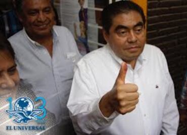 Miguel Barbosa emite su voto en en su natal Tehuacán, Puebla