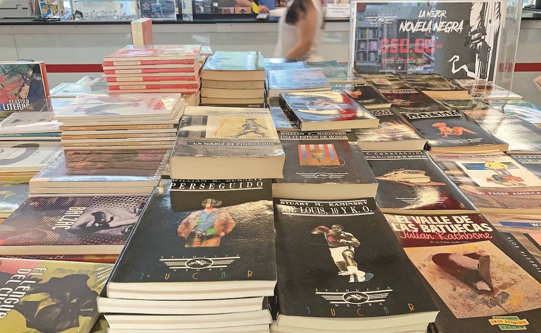 Una mesa de novedades de la librería Rosario Castellanos oferta decenas de títulos que no se vendieron hace 30 años y siguen sin ser adquiridos por los lectores. Fotos: Germán Espinosa y Jorge Cisneros/EL UNIVERSAL