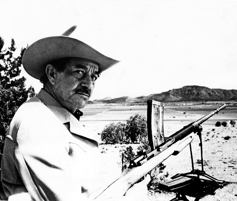 La carroza fúnebre sólo fue escoltada por una camioneta (ARCHIVO EL UNIVERSAL)