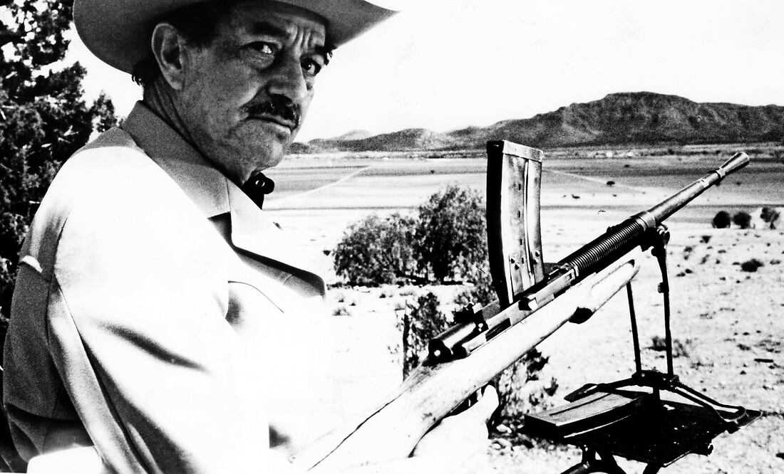 La carroza fúnebre sólo fue escoltada por una camioneta (ARCHIVO EL UNIVERSAL)