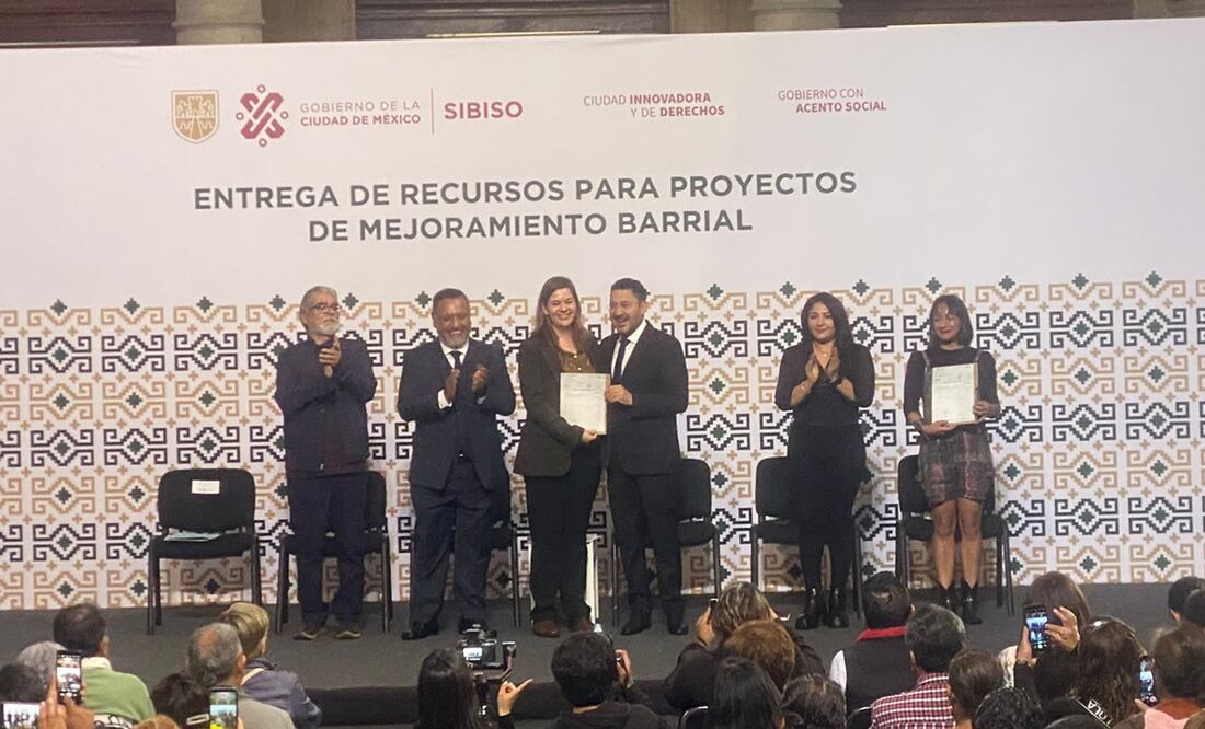 En el Antiguo Palacio del Ayuntamiento, durante un acto público encabezado por el jefe de Gobierno, Martí Batres se llevó a cabo este miércoles la entrega de 52 cheques, con montos de entre 450 mil y un millón 450 mil pesos. Foto: Especial