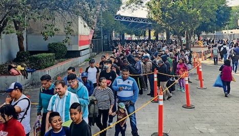 Con largas filas inicia cierre de estaciones de la Línea 9 del Metro
