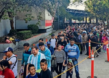 Con largas filas inicia cierre de estaciones de la Línea 9 del Metro