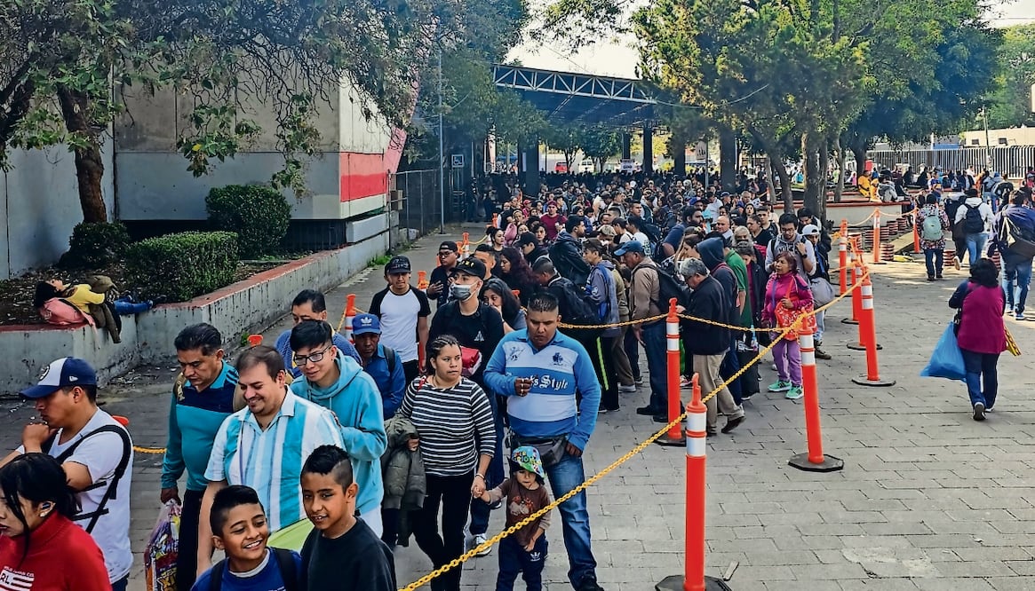 Largas filas se formaron en Velódromo para acceder al Metrobús, que abarcaban la zona peatonal y hasta la estación del Metro. Foto: Jorge Medellín / EL UNIVERSAL