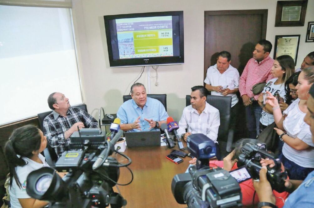 El secretario de Turismo de Guerrero, Ernesto Rodríguez Escalona (centro), dijo que no descarta que el número de vacacionistas sea superior a años pasados.