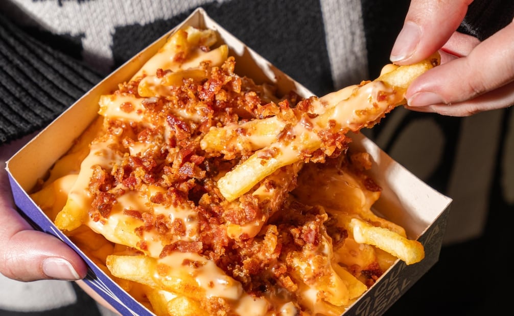 En este restaurante hay papas con tocino, queso y chiles encurtidos para armar tu ensamble. Foto: Cortesía Universal de Hamburguesas