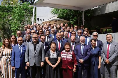 Se reúne con diplomáticos de 53 países