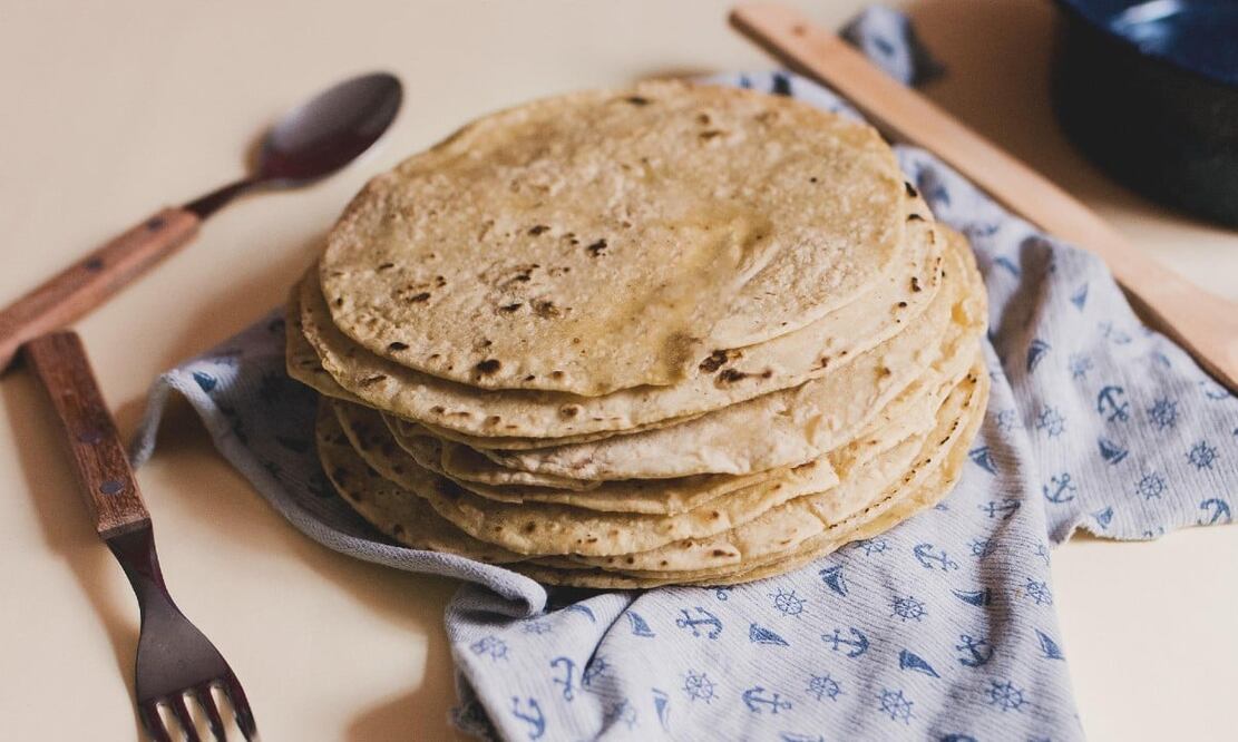 La tortilla de maíz es la base de muchos platillos en México. Foto: hekoer_1 / Pixabay