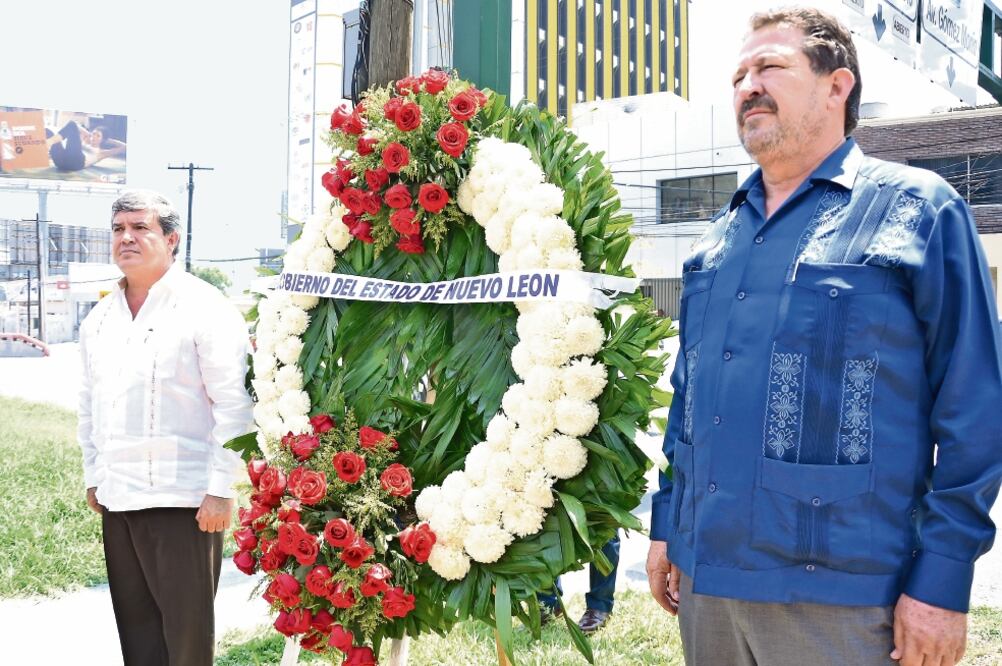 La administración estatal organizó una ceremonia luctuosa a un lado del memorial erigido hace dos años en el camellón de avenida San Jerónimo (EMILIO VASQUÉZ. EL UNIVERSAL)
