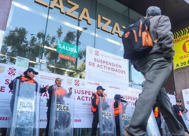 Mantienen policías resguardo en Izazaga 89; y plaza avisa que es cierre temporal