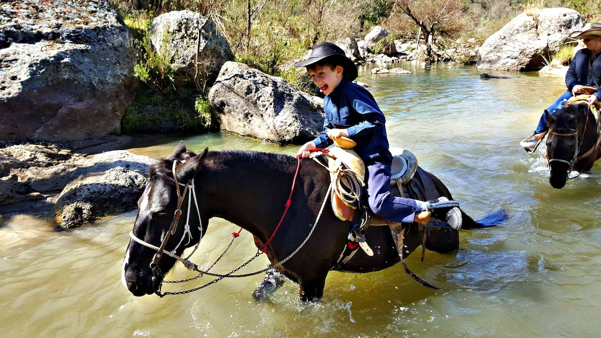 Los niños además de cabalgar pueden nadar en un arroyo. (Foto: Cortesía Coyote Canyon Adventures)