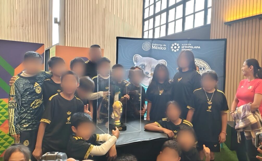 Entre los asistentes estuvo Fátima, una joven futbolista de 12 años que expresó su deseo de que existan más oportunidades para las mujeres en el deporte. | Foto: Arantxa Meave/ EL UNIVERSAL.