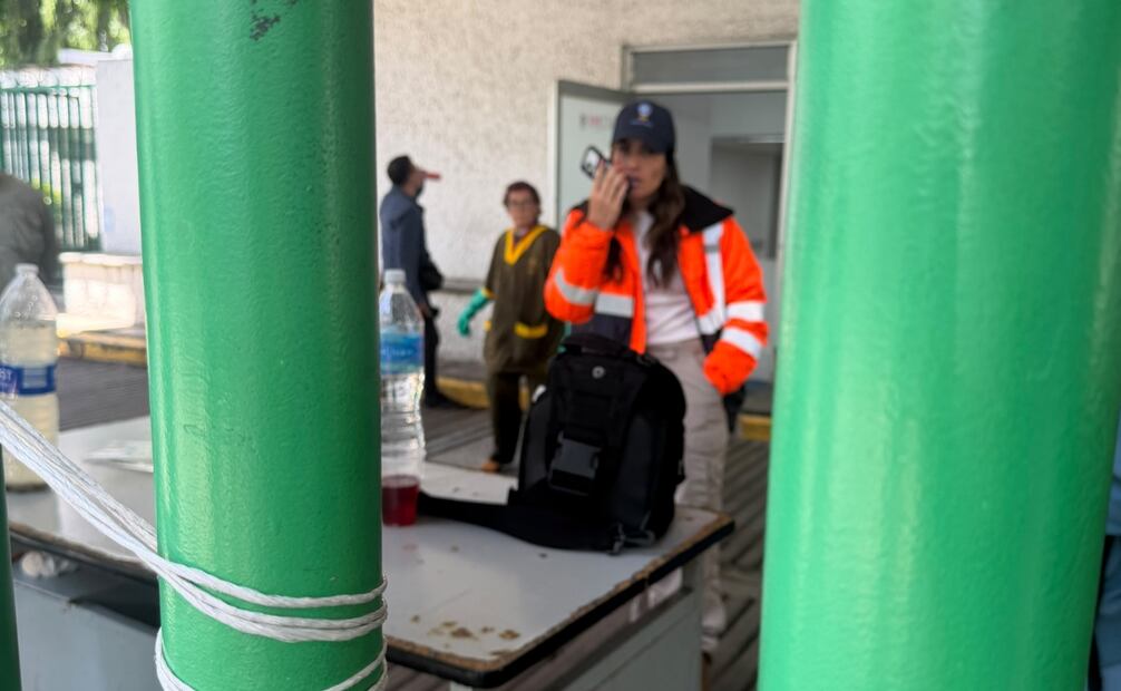 La mujer de 63 años, rescatada tras el derrumbe parcial de un inmueble ubicado en Tlaxcala y Chilpancingo, en la colonia Hipódromo Condesa, fue trasladada al Hospital Balbuena, hasta donde llegó la alcaldesa, Alessandra Rojo de la Vega. | Foto: Especial.