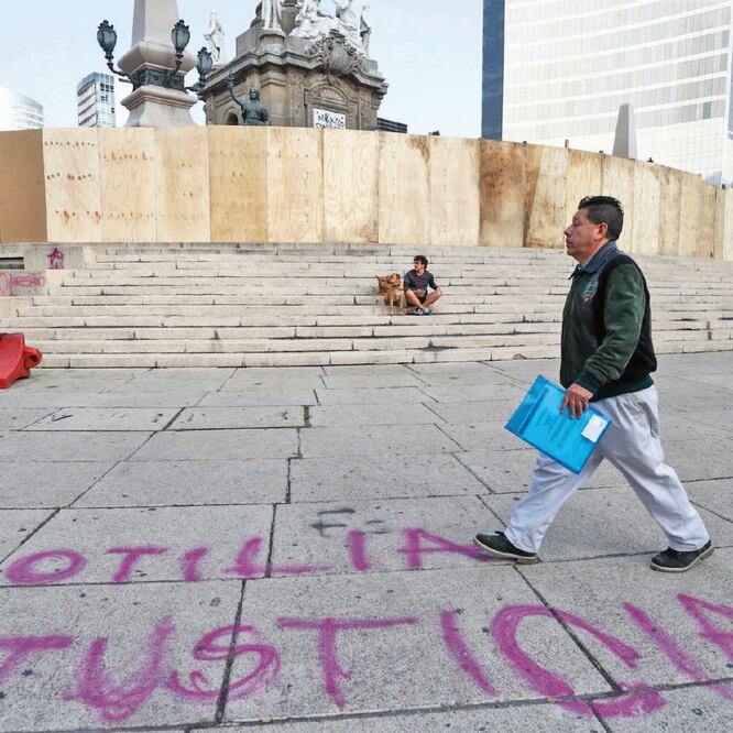 El Ángel de la Independencia continúa resguardado tras las pintas que le hicieron durante manifestaciones de feministas. DIEGO SIMÓN SÁNCHEZ. EL UNIVERSAL