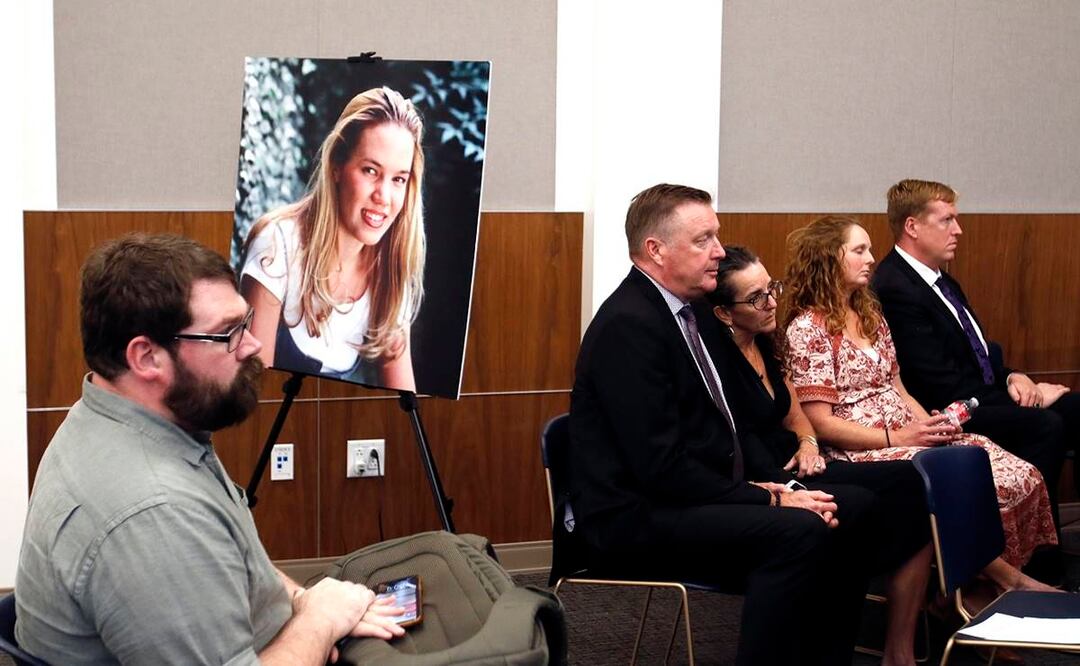 Chris Lambert, locutor de podcasts de documentales, se sienta frente a un póster de Kristin Smart con familiares cerca horas después de que un jurado encontrara a Paul Flores culpable del asesinato en 1996 de la estudiante Kristin Smart. Foto: AP