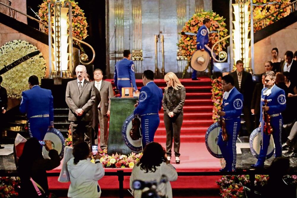 Mariachi Mi Tierra protagonizó uno de los actos más emotivos de la ceremonia, cuando sus integrantes pasaron a despedir a El Divo de Juárez, a quien acompañaron por mas de 20 años (HENRY ROMERO. REUTERS)