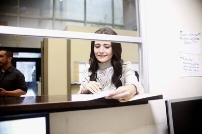 Busca quitar saleros en restaurantes; la llaman #LadySaleros