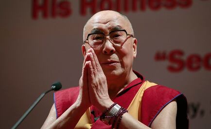 Dalai Lama se disculpa por decir que posible sucesora debe de ser atractiva