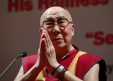 Dalai Lama se disculpa por decir que posible sucesora debe de ser atractiva