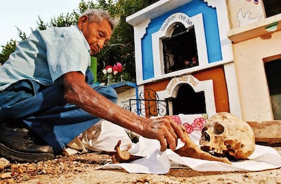 El pueblo de México en donde limpian los huesos de los muertos