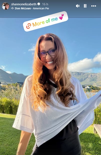 Así luce Shannon Elizabeth  a sus 52 años; en sus redes musicaliza con tema de "American Pie" una de sus fotos.