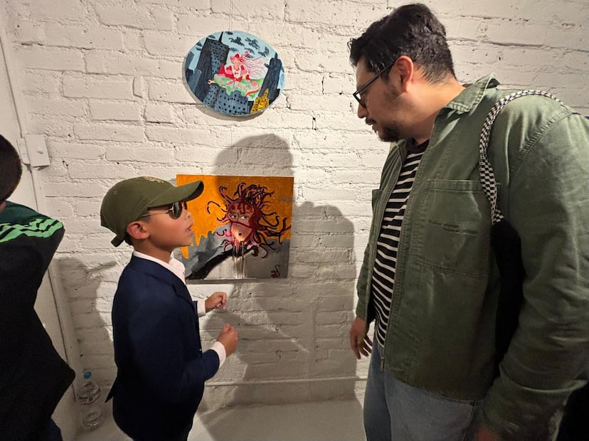 Víctor junto a Silverio Orduña, curador del Museo de Arte Moderno. Foto: Especial