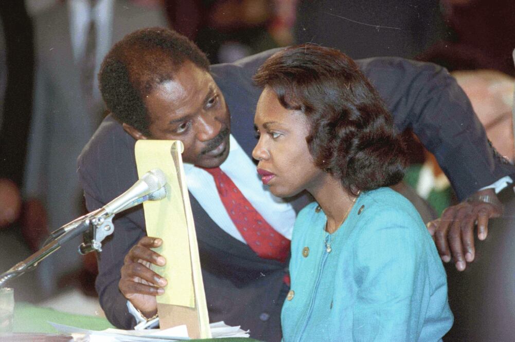 Un asesor habla con la profesora Anita Hill, durante su testimonio, en 1991. (REUTERS)