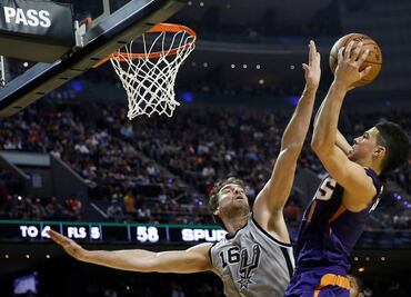 Booker sorprende y guía triunfo de los Suns en México