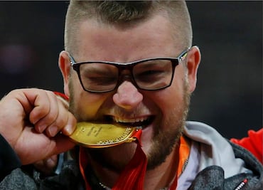 Gana oro, se emborracha y paga taxi con su medalla