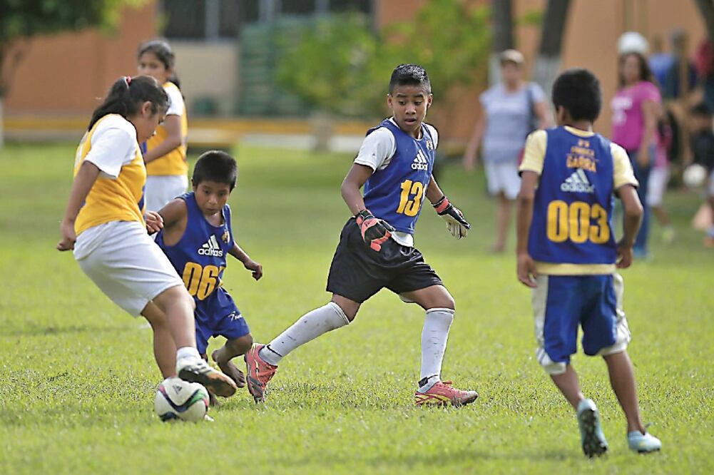 triquis dejan el basquetbol por ahora y muestran que pueden jugar también al balompié (ALEJANDRA LEYVA. EL UNIVERSAL)
