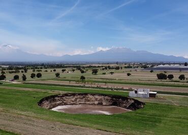 Así se ve desde el aire el socavón de 70 metros que apareció en Puebla