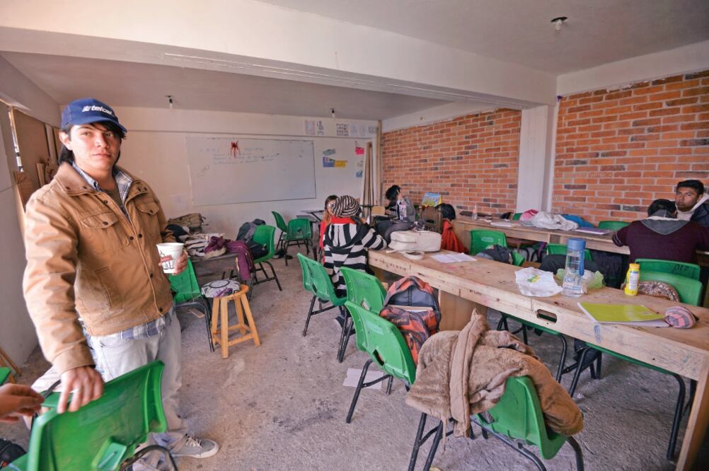 La preparatoria Vladimir Ilich Ulianov Lenin tiene seis aulas que carecen de pupitres. El plantel no tiene patio para el receso, por lo que los alumnos usan el techo para esa actividad (FOTOS: JORGE ALVARADO. EL UNIVERSAL)