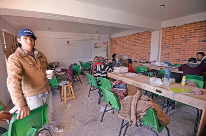 Estudiantes venden comida para comprar pupitres