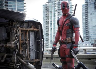Deadpool viaja a Disney con todo y orejas de ratón