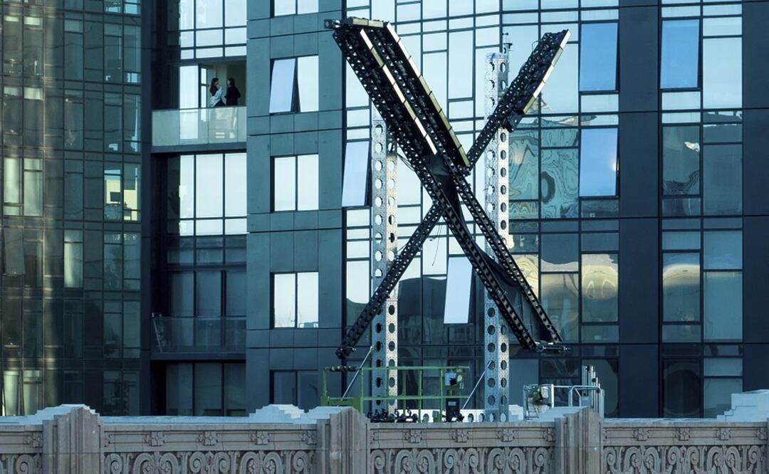 Un letrero de “X” casi completo en la parte superior del edificio que alberga las oficinas de la compañía, anteriormente conocida como Twitter, en el centro de San Francisco, el viernes 28 de julio de 2023. Foto: AP