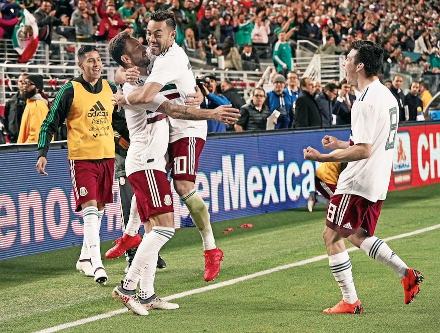 Marco Fabián (10) y Miguel Layún (izq.) fueron los anotadores de los goles en la victoria sobre los vikingos (JOHN G. MABANGLO. EFE)