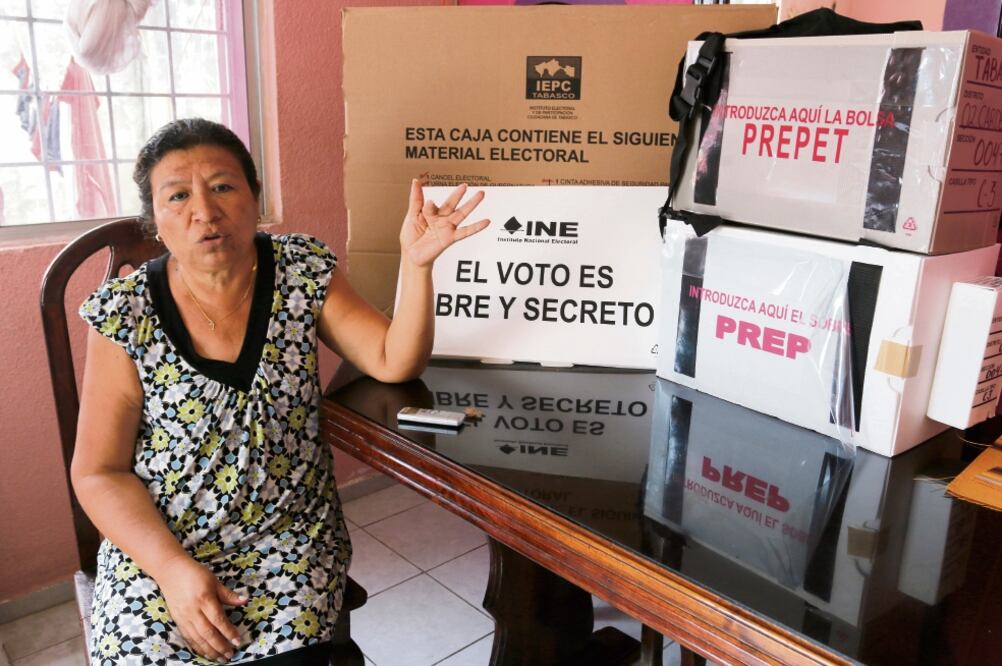 Imelda Mendoza Mota, empleada en el sector salud, asegura que se quedará en su casa día y noche hasta el domingo, custodiando el material electoral y pide a las autoridades protección para ciudadanos que no tienen cómo defenderse. (LUMA LÓPEZ. EL UNIVERS)