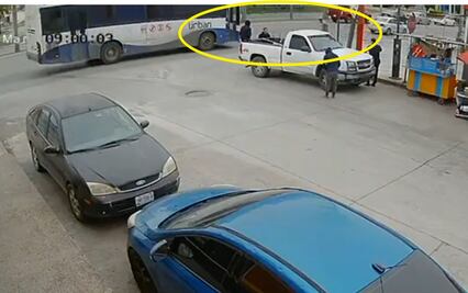 Sujeto se lanza frente a un autobús en Tampico; momento fue captado en video