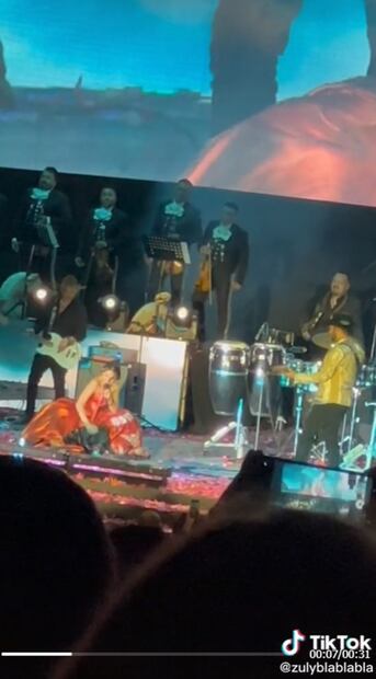 El perrito de Ángela Aguilar se le metió debajo del vestido durante un concierto