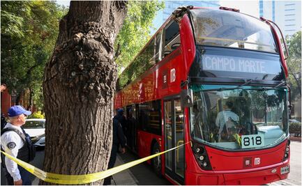 Metrobús choca contra árbol en avenida Paseo de la Reforma; se registran atenciones médicas menores