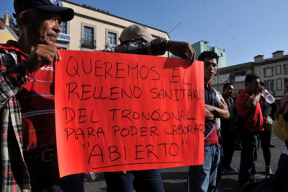 Protestan trabajadores de limpia en Xalapa ante crisis de basura