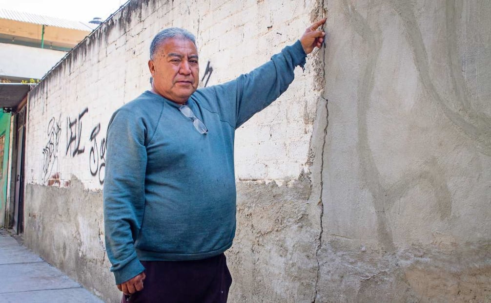 Salvador Díaz, quien vive desde hace 60 años en Santa María Aztahuacán, dice que una grieta atraviesa su casa. Foto: Santiago Reyes