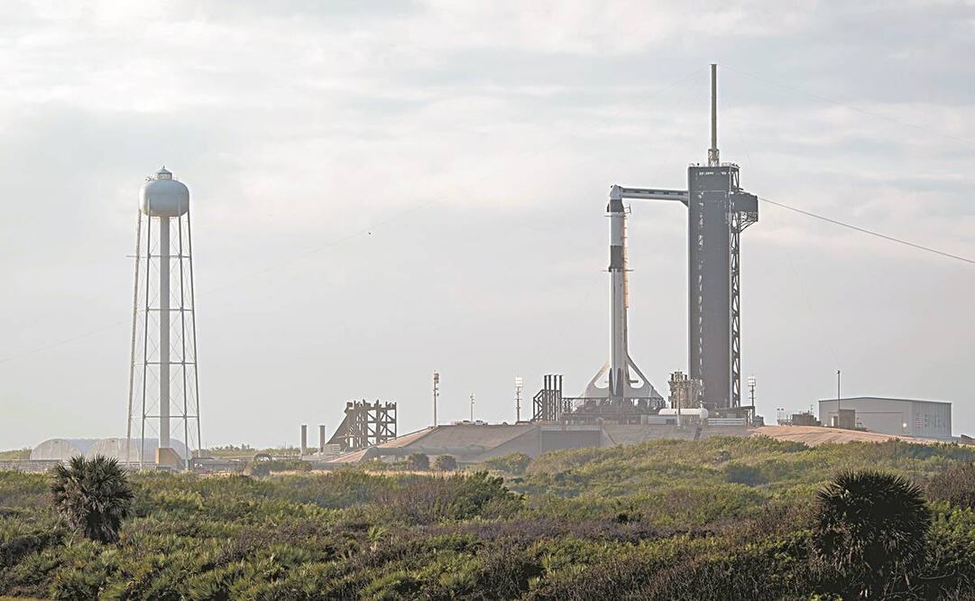 Imagen del cohete SpaceX Falcon 9 con la nave espacial Crew Dragon, ayer en el Complejo de Lanzamiento 39A del Centro Espacial Kennedy de la NASA en Florida, EU. Foto: EFE/ Aubrey Gemignani/ NASA