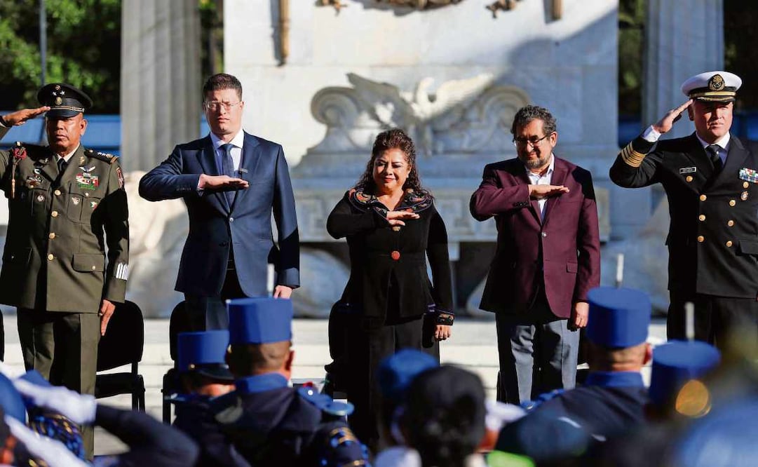 Clara Brugada, jefa de Gobierno, y César Cravioto, en el desfile. Foto: Diego Simón Sánchez / EL UNIVERSAL